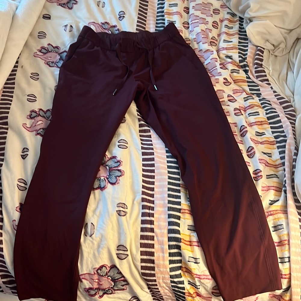 lululemon on the fly pant sz 6 burgundy